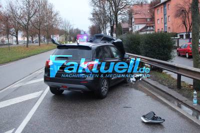 Frontalzusammenstoß: 22-jähriger verliert Kontrolle und krackt mit Gegenverkehr zusammen
