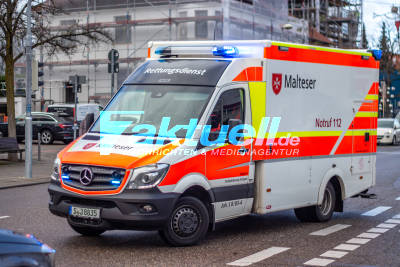 Fußgänger wird an Ampel von PKW erfasst und schwer verletzt - tragischer Verkehrsunfall in Stuttgart-Sillenbuch