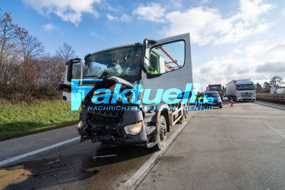 4 LKW rauschen auf der A8 bei Kirchheim/Teck aufeinander - 4 Verletzte LKW-Fahrer zu beklagen - langer Stau