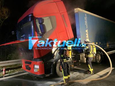 LKW-Brand in der Autobahnausfahrt der A81, starke Verkehrsbehinderungen im Berufsverkehr, Feuerwehr löscht Motorraum des LKW