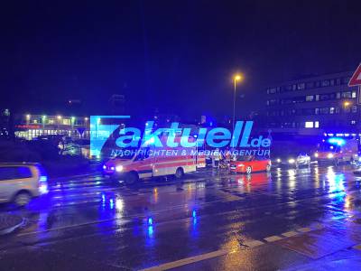 Unfall direkt vor der Feuerwache Nürtingen: 2 Verletzte werden ins Krankenhaus gebracht - Feuerwehr unterstützt Rettung