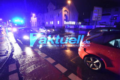 Unfall direkt vor der Feuerwache Nürtingen: 2 Verletzte werden ins Krankenhaus gebracht - Feuerwehr unterstützt Rettung