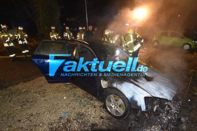PKW-Brand auf Parkplatz in Nürtingen - Motorraum brennt komplett aus!