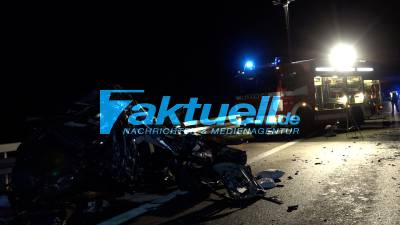 Heftiger Unfall auf der A5 - 2 LKW und 3 PKW - Auto bis zur Unkenntlichkeit zerstört - Vollsperrung