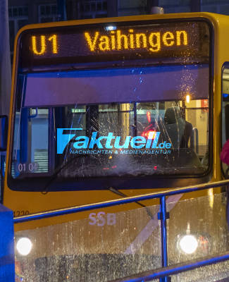 Personenunfall an Erwin-Schöttle-Platz, Stadtbahn und PKW Verkehr unterbrochen (Suizidversuch)