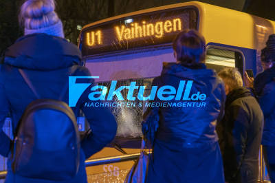 Personenunfall an Erwin-Schöttle-Platz, Stadtbahn und PKW Verkehr unterbrochen (Suizidversuch)