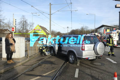 Crash im Kreuzungsbereich, Stuttgart Mühlhausen, Aldinger Strasse: PKW gegen Ampelmast geprallt, 3 Personen verletzt