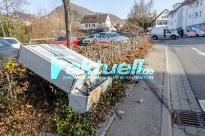 Schulbus fährt plötzlich schnell los, kann gerade noch 2 Jugendlichen ausweichen und hinterlässt eine Spur der Verwüstung nach schwerem Unfall in Beurener Ortsmitte