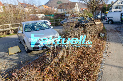 Schulbus fährt plötzlich schnell los, kann gerade noch 2 Jugendlichen ausweichen und hinterlässt eine Spur der Verwüstung nach schwerem Unfall in Beurener Ortsmitte