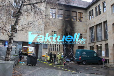 Papiercontainer gerät in Brand und beschädigt Fassade