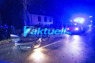 Spektakulärer Unfall in der Esslinger Hirschlandstraße: Nachts vrmtl. betrunken und viel zu schnell Autos gerammt, überschlagen und gegen Baum geprallt
