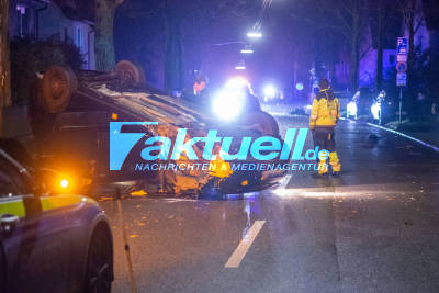 Spektakulärer Unfall in der Esslinger Hirschlandstraße: Nachts vrmtl. betrunken und viel zu schnell Autos gerammt, überschlagen und gegen Baum geprallt