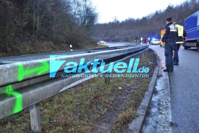 Fahrzeug auf Seite gelegt - Auffahrt auf die A8 Pforzheim-West in Richtung Karlsruhe musste gesperrt werden.