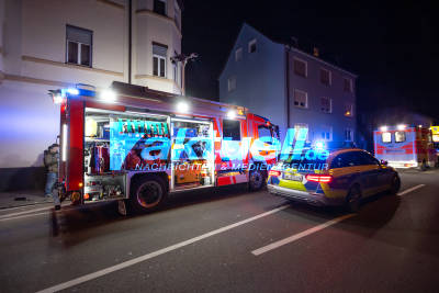 Überholmanöver fehlgeschlagen - BMW rast mit voller Wucht in eine Hauswand - zwei Verletzte bei Crash in Esslingen