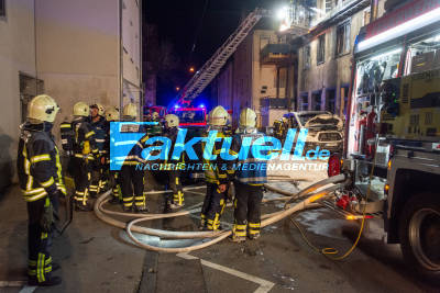 Brennender Kleinlaster greift auf mehrstöckiges Wohn- und Gewerbegebäude über - meterhohe Flammen in der Nacht in der Reutlinger Innenstadt (Mauerstraße) - war ein Feuerwerkskörper schuld?