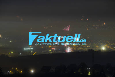 Silvester 2020: Stuttgart feiert das Neujahr - Blick vom Kappelberg auf Cannstatt, Fernsehturm und Grabkapelle auf das Feuerwerkspektakel - Rauch/Feinstaub über Stadt