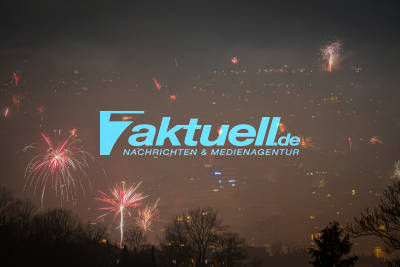 Feuerwerk über S-Mitte (von Pischekstraße aus), Feuerwerksrauch in der Luft über City | Jede Menge Feuerwerksmüll (z.T. brennend) auf Straßen in Stuttgart