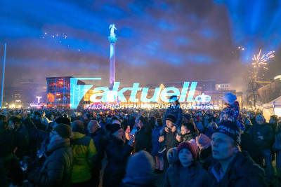 Silvester: Stuttgart feiert in der Innenstadt das neue Jahr - Feuerwehreinsatz am Alten Schloss