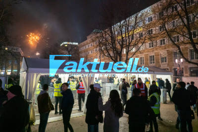 Silvester: Stuttgart feiert in der Innenstadt das neue Jahr - Feuerwehreinsatz am Alten Schloss