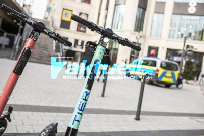E-Scooter Anbieter Tier startet in Stuttgart - Symbolbilder von Tier-Scooter und allen drei Anbietern Lime, Voi und Tier
