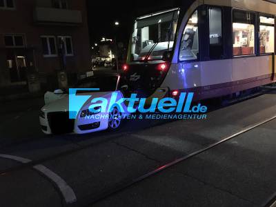 Pkw prallt mit S-Bahn zusammen dabei wird eine Person Leichtverletzt