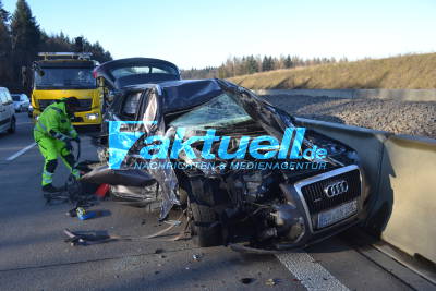 A8 zw Karlsbad und Pforzheim - Lkw beim Fahrstreifenwechsel übersehen, Audi zerstört 