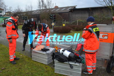 Mühlacker - Schülerinnen sehen Person ins Wasser fallen - große Personensuche im Wasser 
