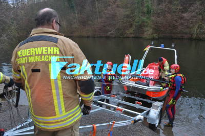 Mühlacker - Schülerinnen sehen Person ins Wasser fallen - große Personensuche im Wasser 