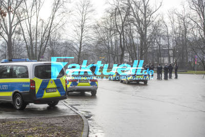 Täter mit Auto flüchtig! - Schüsse in Waiblinger Industriegebiet: Polizei-Großeinsatz vor Lagerhalle - Schussverletzter ins Krankenhaus gebracht