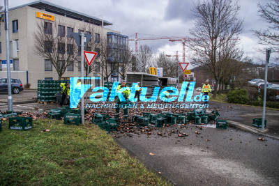 Stuttgart-Weilimdorf : Lastwagen verliert mehrere Paletten mit Bier