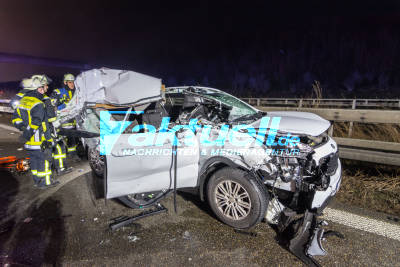 Starker Nebel verursacht mehrere schwere Unfälle auf der A8: LKW und PKW krachen zusammen - Fahrzeug völlig zerstört - Schlechte Sicht in der Nacht - Autofahrer erkannten Blaulicht in der Rettungsgasse nicht