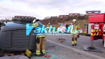 L1111 Traktorfahrer bei Untergruppenbach - Unterheinriet unter Traktor schwer eingeklemmt - Ein Rettungshubschrauber der DRF wie ein Feuerwehrkran mit Gerätezug von der Berufsfeuerwehr Heilbronn in Einsatz