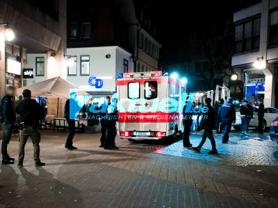 S-Mitte: Lebensgefahr: Person durch Messerstiche in Bauch in verletzt bei beliebtem Ausgehviertel in Stuttgart - Spurensicherung am Tatort