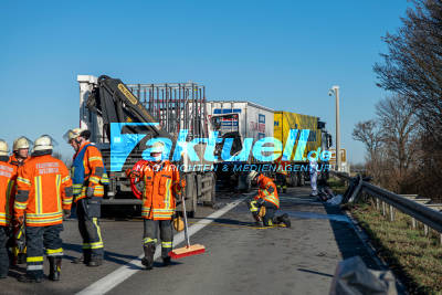 LKW-Fahrer nach Auffahrunfall eingeklemmt: Vollsperrung auf der A81 bei Korntal-Münchingen