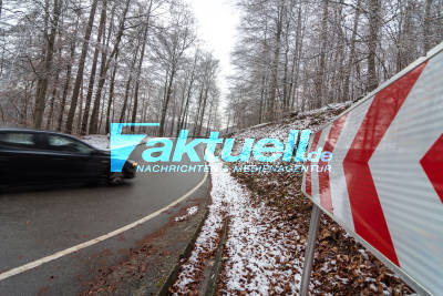 Schnee auf der Schwäbischen Alb: Impressionen aus verschneiten Orten, Unfall auf Steige, spielende Kinder