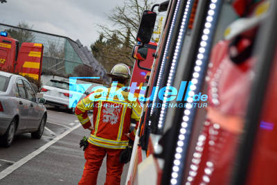 Feuerwehreinsatz in Leonberg: Großaufgebot der Feuerwehr in der Leonberger Steinstr. aufgrund eines Kabelbrandes mit zwei Leichtverletzten