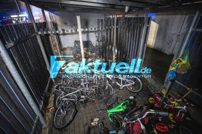 Wieder Feuerteufel in Stammheim unterwegs? Müll- & Fahrradunterstand brennt komplett aus - Knappe 20 Fahrräder verbrannt