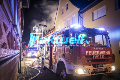 Großfeuer bei -5° zerstört Fachwerkhaus in Altstadt: Familie konnte rechtzeitig gerettet werden, verliert jedoch ihr komplettes Zuhause - Kälte erschwert Löscharbeiten