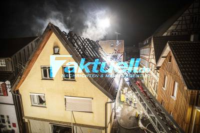 Großfeuer bei -5° zerstört Fachwerkhaus in Altstadt: Familie konnte rechtzeitig gerettet werden, verliert jedoch ihr komplettes Zuhause - Kälte erschwert Löscharbeiten