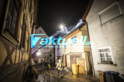 Großfeuer bei -5° zerstört Fachwerkhaus in Altstadt: Familie konnte rechtzeitig gerettet werden, verliert jedoch ihr komplettes Zuhause - Kälte erschwert Löscharbeiten