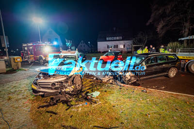 Unfall bei Verfolgungsfahrt: Polizistin nach schwerem Unfall in Streifenwagen eingeklemmt und schwer verletzt