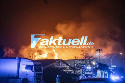 Eisiges Feuer: Großbrand vernichtet Palettenhersteller: Flammen schlagen Meterhoch in den Nachthimmel - Massig Streusalz benötigt wegen gefrorenem Löschwasser - Millionenschaden