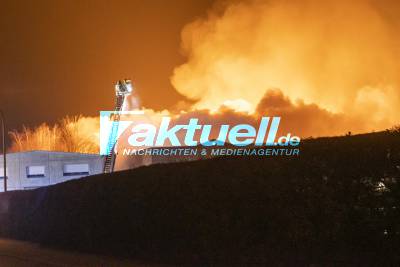 Eisiges Feuer: Großbrand vernichtet Palettenhersteller: Flammen schlagen Meterhoch in den Nachthimmel - Massig Streusalz benötigt wegen gefrorenem Löschwasser - Millionenschaden