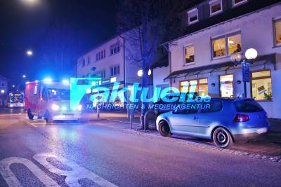 Tragischer Unfall auf der Oeffinger Hauptstraße - 7 jähriger rennt an Bushaltestelle auf die Straße, wird von Pkw erfasst und schwer verletzt - 24 jährige Fahrerin flüchtet zunächst