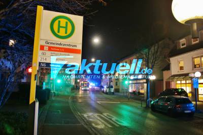 Tragischer Unfall auf der Oeffinger Hauptstraße - 7 jähriger rennt an Bushaltestelle auf die Straße, wird von Pkw erfasst und schwer verletzt - 24 jährige Fahrerin flüchtet zunächst