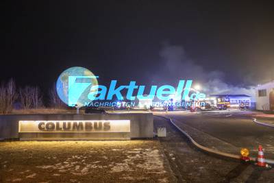 Flammeninferno zerstört älteste Globus Manufaktur der Welt: Flammen schlagen aus Lagerhalle von Weltmarktführer für Globen aus Glas und Kunstoff - Auch Kälte fordert die Einsatzkräfte