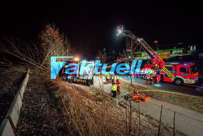 Völlig Betrunkener Trucker fährt trotz Sperrzeit in Bahndamm und richtet Spur der Verwüstung an - Feuerwehr rettet Fahrer mit Drehleiter aus dem Wrack - Bahngleise wegen umgestürzter Bäume gesperrt