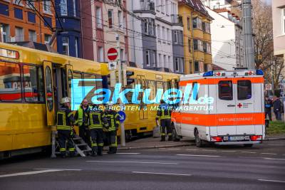 Radfahrer fährt offenbar bei Rot und ohne Helm über Ampel - Zusammenstoß mit Stadtbahn