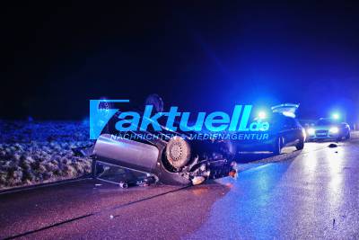 Autofahrer wird durch Stoffdach seines Fahrzeugs geschleudert - 20-jähriger ringt mit dem Tod