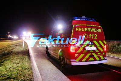 Autofahrer wird durch Stoffdach seines Fahrzeugs geschleudert - 20-jähriger ringt mit dem Tod